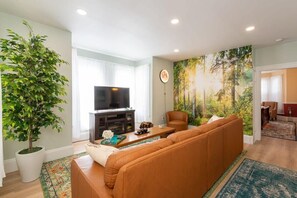 Televisión, chimenea, reproductor de DVD y oficina 