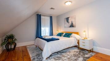 5 bedrooms, desk, iron/ironing board, travel crib