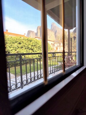 A balcony with a view of rock formations and greenery. - Kastraki House with a view (Kalabaka)