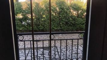 Family House | Pemandangan dari bilik