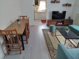 Casa familiar | Zona de estar | Televisión LED de 43 pulgadas con canales por cable, Netflix