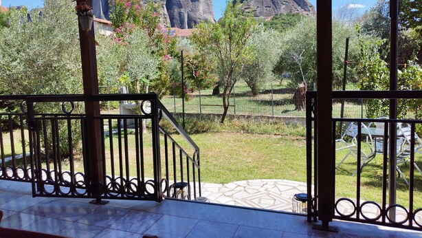 A patio with a view of rocky mountains. - Kastraki House with a view (Kalabaka)