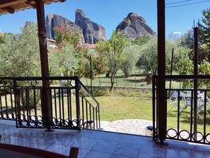 A patio with a view of rocky mountains. - Kastraki House with a view (Kalabaka)