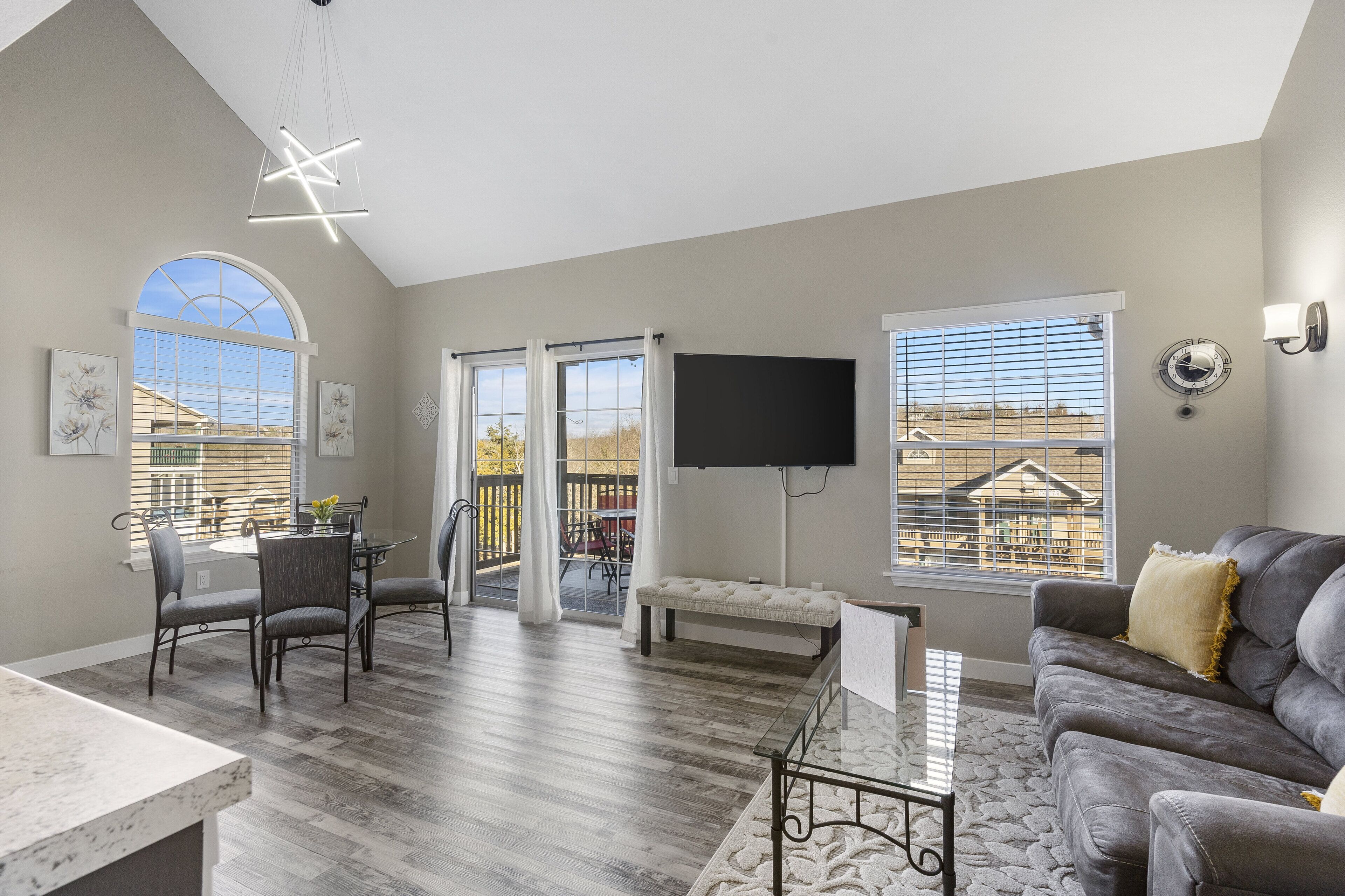 Adorable Fall Creek Condo – Updated 2 BDR Just 10 Min to Table Rock Lake!
