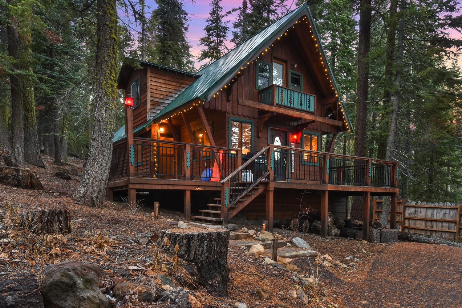Tahoe Pines Cabin – Cozy and Private 3 BDR Close to Beaches and Skiing!