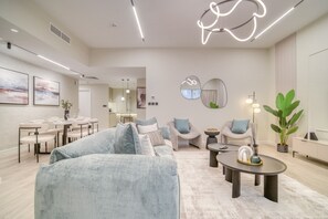 TV - Just a Stone’s Throw from the Tram 2BR, Within Walking Distance to the Beach (Dubai)