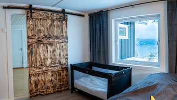 3 bedrooms, desk, bed sheets