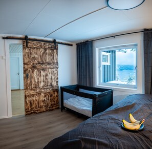 3 bedrooms, desk, bed sheets