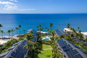 Un complexe hôtelier doté de panneaux solaires, d’une piscine et offrant une vue sur l’océan.