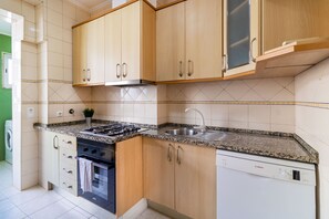 Kjøleskap, mikrobølgeovn, ovn og oppvaskmaskin