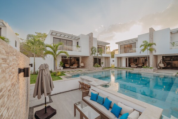 3 piscines extérieures