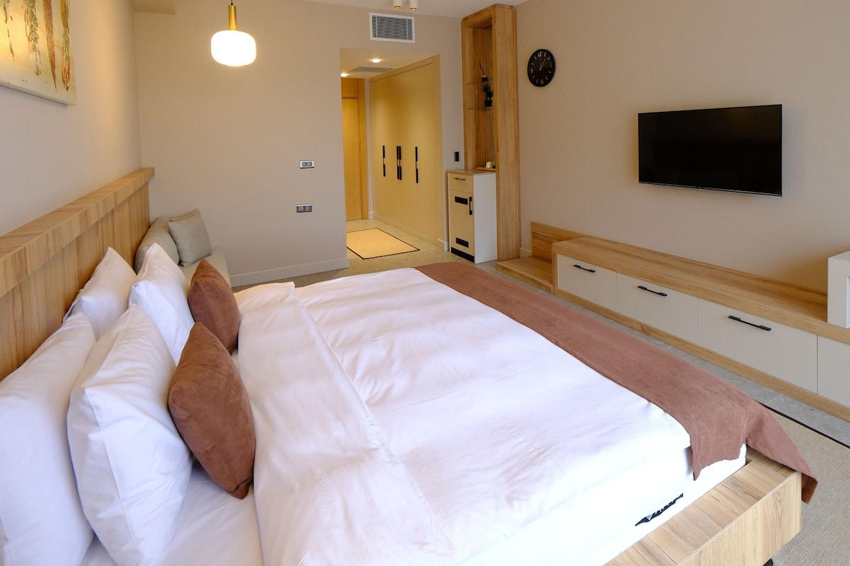 Superior Room | In-room safe, cribs (free), WiFi (free), bed sheets