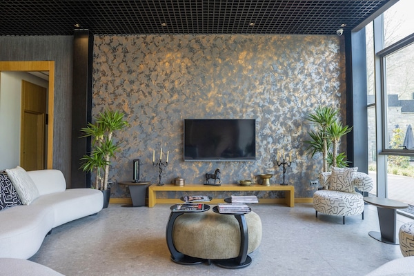 Lobby lounge