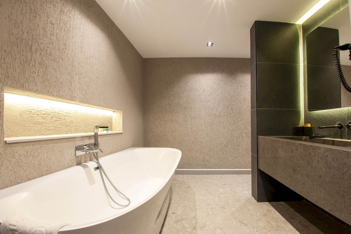 Quarto exclusivo | Banheiro | Banheira e chuveiro separados, secador de cabelo, chinelos