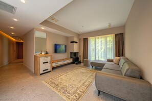 ファミリー 4 人部屋 | リビング エリア | 230 インチの液晶テレビ (デジタル放送視聴可)、床暖房