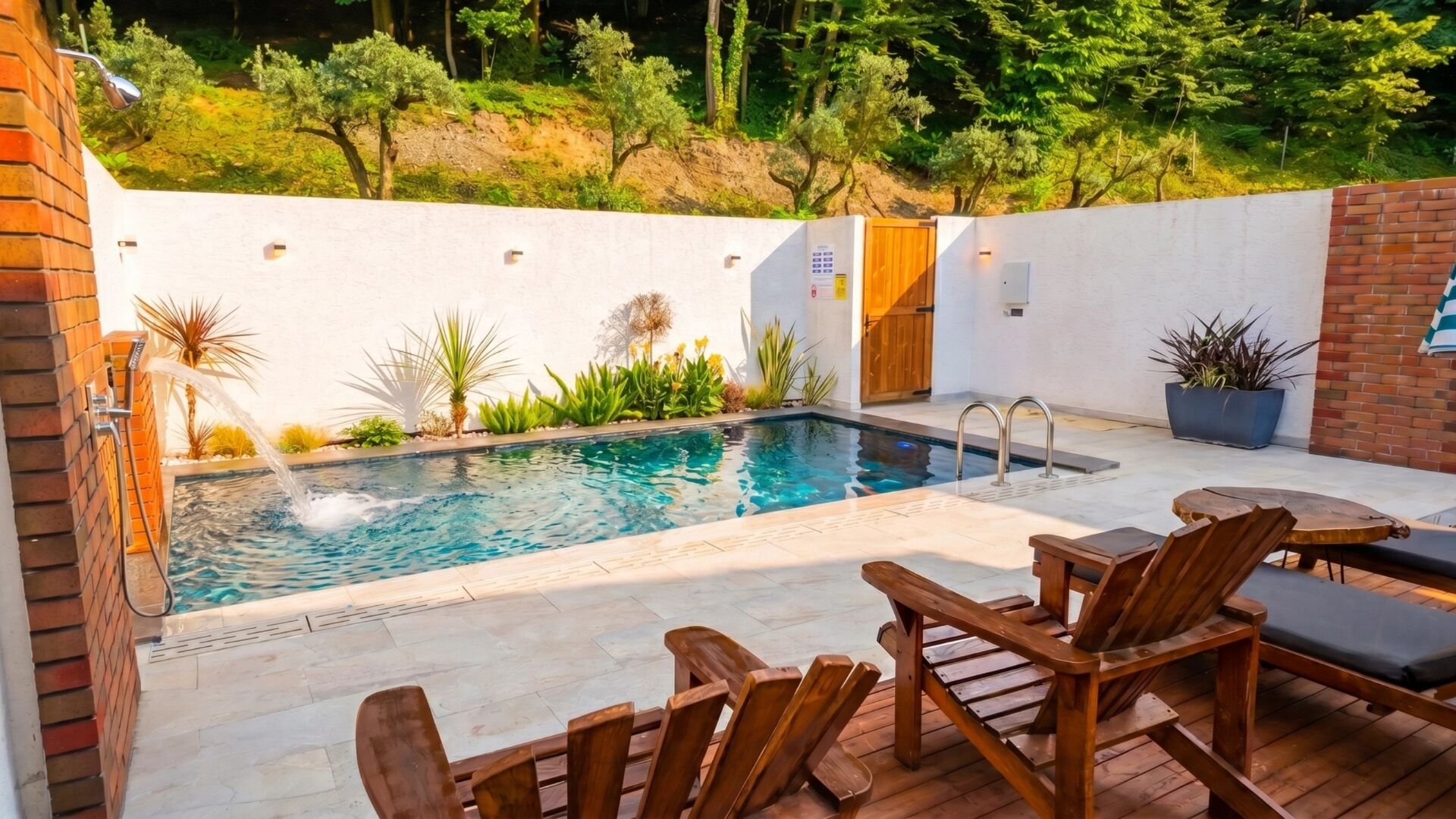 Uma piscina com deck de madeira, espreguiçadeiras e um vaso de planta.