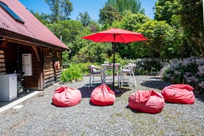 Outdoor dining - French Peak Loft - French Farm Holiday Home (Akaroa)