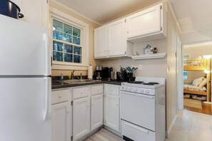 冷蔵庫、電子レンジ、オーブン、コンロ