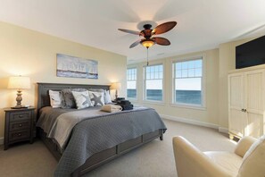 3 bedrooms, iron/ironing board, travel cot, WiFi - Overlook Beach House #4- York Maine Beach Rental (York)