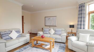 Cottage | Living area