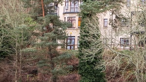 Ein mehrstöckiges Gebäude mit Balkonen und traditioneller Architektur.