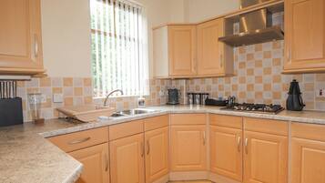 Cottage | Private kitchen | Fridge, dishwasher, electric kettle, toaster