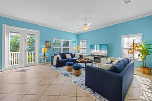 TV, table football - Book now: arrive Jan 5-31 golf cart included (Holmes Beach)