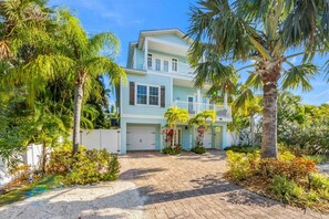 Exterior - The Aquamarine: *Heated Pool *Putting Green *Games *Close to the Beach (Holmes Beach)