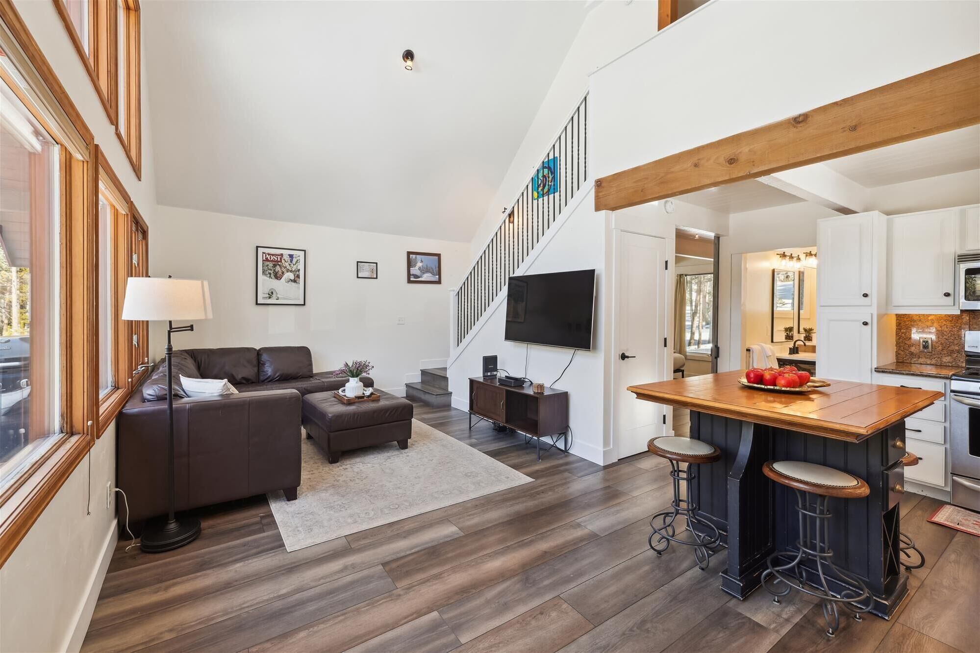 Chalet Blue: Charming cabin in Blue River - ADA Access - Dog Friendly
