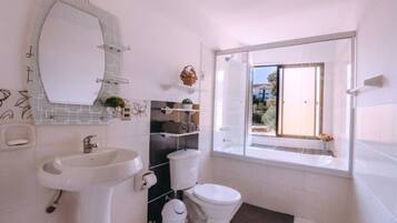 Ducha, secador de pelo, toallas y jabón