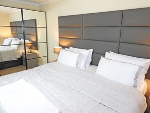 2 habitaciones, tabla de planchar con plancha y cuna de viaje