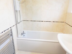 Hair dryer, towels, soap, shampoo - A Home from Home - Leamington Spa (Royal Leamington Spa)