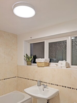 Sèche-cheveux, serviettes fournies, savon, shampoing