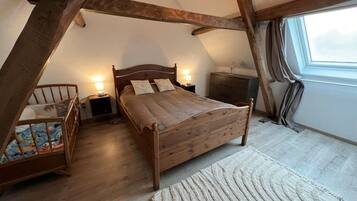 2 chambres, bureau, fer et planche Ă repasser, lit parapluie