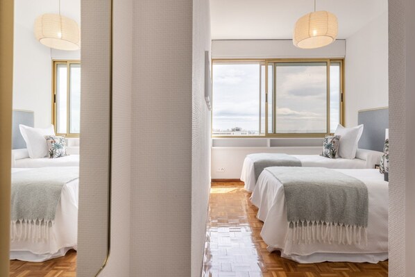 2 soverom, strykejern/-brett og sengetøy