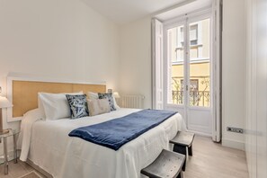 2 habitaciones, tabla de planchar con plancha y ropa de cama