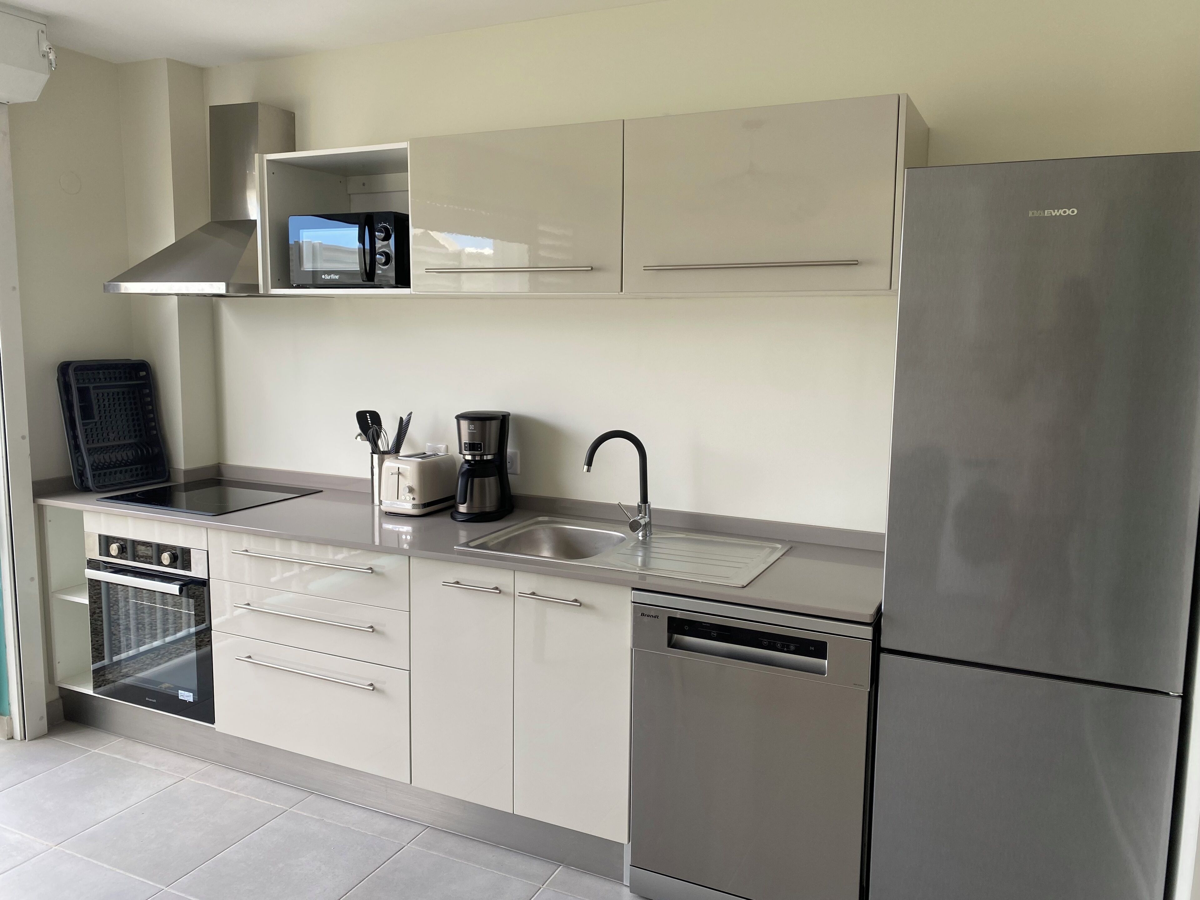 Coffee/tea maker, fridge, microwave, oven