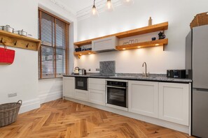 Kühlschrank, Mikrowelle, Ofen, Geschirrspüler