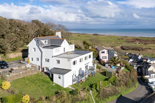 The Cwtch Apartment - Sea Views, Walk to Beach