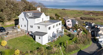 The Cwtch Apartment - Sea Views, Walk to Beach