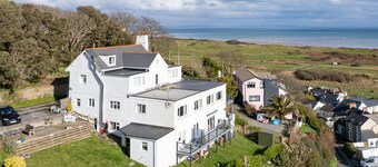 The Cwtch Apartment - Sea Views, Walk to Beach