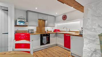 Een koelkast, een magnetron, een oven, een vaatwasser