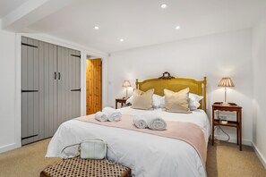 2 bedrooms, iron/ironing board, free WiFi, bed sheets - The Cwtch Apartment - Sea Views, Walk to Beach (Penally)