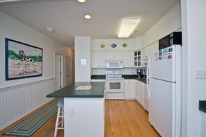 Refrigerador, microondas, horno y lavavajillas 