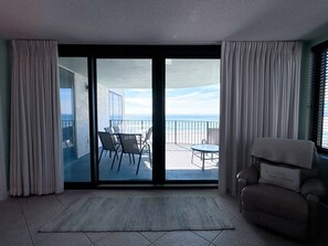 Smart TV - Beach Front Condo ,Pool/Hot Tub/Kiddie Pool, Large Balcony , Beautiful Decor! (Panama City Beach)