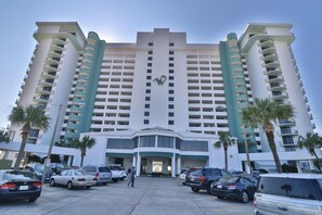 Exterior - Beach Front Condo ,Pool/Hot Tub/Kiddie Pool, Large Balcony , Beautiful Decor! (Panama City Beach)