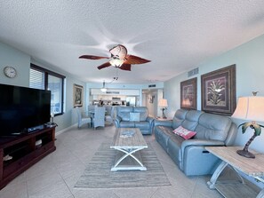 Smart TV - Beach Front Condo ,Pool/Hot Tub/Kiddie Pool,  Large Balcony , Beautiful Decor! (Panama City Beach)