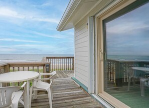 Outdoor dining - Pine Knoll Townes 92, Oceanfront Townhouse in Pine Knoll Shores, NC! (Pine Knoll Shores)