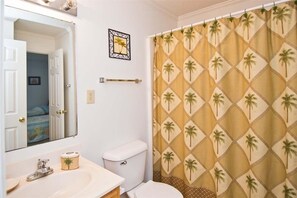 Towels - Point Emerald B-103, Almost Oceanfront Condo in Emerald Isle, NC! (Emerald Isle)