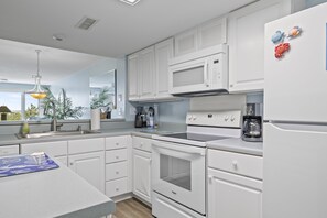 Geladeira, micro-ondas, fogão, lava-louças